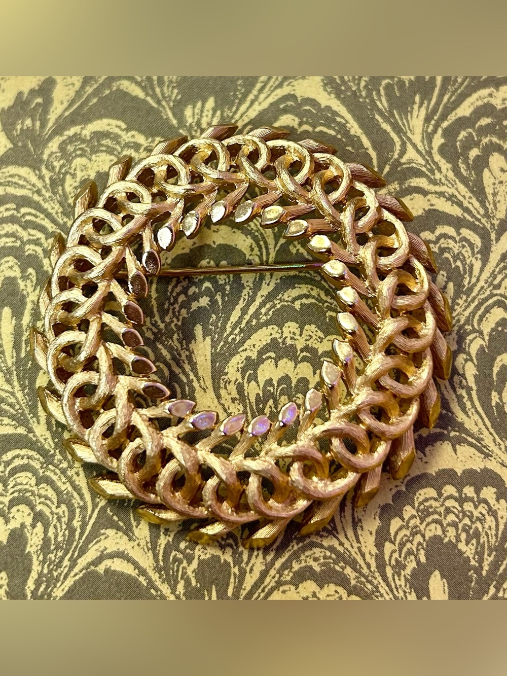 Crown Trifari Vintage Wreath Brooch Gold-tone